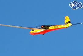 Certains planeurs de compétition parcourent 55 à 60 km en ne perdant qu'un kilomètre d'altitude ! Stage Vol A Voile Chambery Stage Pilotage Planeur Challes Les Eaux