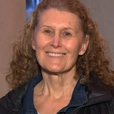 Woman dazzles after Ambush Makeover