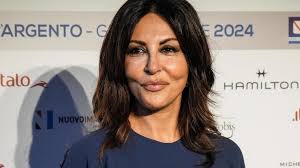 Sabrina Ferilli sulle sfide dell'invecchiare e i sogni nel cassetto: "Non  posso più permettermi certi personaggi femminili"
