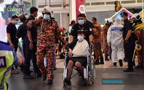 All injured passengers have been evacuated to the platform. Joygqof0fmt4 M