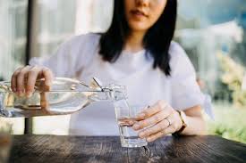 Se il bicchiere viene misurato in tazze, 3 litri equivalgono a circa 13 tazze di acqua. Quanti Bicchieri D Acqua Dovremmo Bere Al Giorno