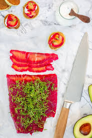 Gravlax De Saumon A La Betterave Servi Avec Blinis A L Avocat Photographie Et Stylisme Culinaire Hubert Cormier In 2020 Food Street Food Nutrition