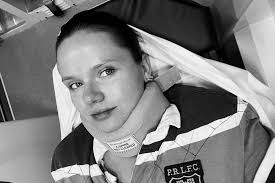 Atriz sofre grave acidente e quebra o pescoço ao mergulhar em piscina