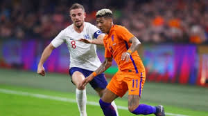 Patrick van aanholt ligt geblesseerd op het veld. Ik Doe Het Goed En Denk Dat Ik Daarom Geselecteerd Ben Voor Oranje