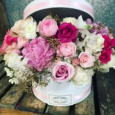 I called sofi to explain and she totally nailed it and sent these amazing sunflowers arrangements. Pink The Hat Box Version By Flower Allie And Fleur La Vie In Fullerton Ca Flower Allie