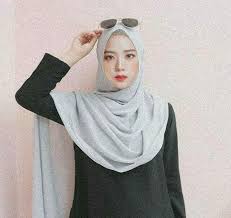 Kita semua tahu bahwa hampir setiap orang pasti memiliki baju dengan warna gelap ini, paling tidak satu buah. The Sultan Ulzzang Fashion Blackpink Fashion Hijab Aesthetic