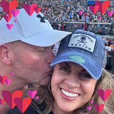 Patricia Mae Giraldo (née Andrzejewski; formerly and still professionally  Benatar /ˈbɛnətɑːr/; born January 10, 1953) is an American singer and  songwriter. In the United States, she has two multi-platinum albums, five  platinum