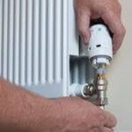 Soğuk havalarla beraber dün kombiyi açtım, fakat geçen kış yaşadığım gibi yine sadece açık tuttuğum salon peteklerinde sürekli bir su akıntı sesi geliyor. Kalorifer Petegi Neden Ses Yapiyor Kali Tesisat