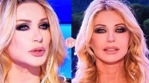La foto ha fatto molto scandalo per i fan che la vedono sempre così bella, truccata e perfetta, nonostante i suoi 59. Paola Ferrari Perche Si Trucca Tanto Colpa Del Dramma Vissuto