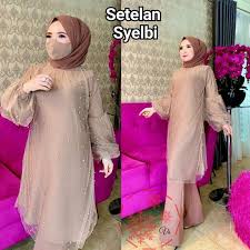 Simple dengan celana chino sumber gambar: Butik Busana Muslim Gamis Murah Gaun Pesta Muslimah Baju Pesta Wanita Kondangan Mewah Couple Shopee Indonesia