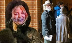 Before the end, i was absolutely i have nothing to say about the ending, but i will recommend the commentary by carpenter and kurt russell. Goldie Hawn And Kurt Russell Are Ready For The Snow As They Brave The Aspen Cold In Heavy Outerwear Daily Mail Online