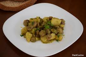 La terrina con patate e champignon si preparare lessando le patale mentre laveremo i fegatini con l'aceto in modo da marinarli. Funghi Champignon Trifolati In Padella Con Patate Danicucina