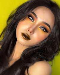 Have you tried our contact lenses yet? 👁You will surely love how glamorous  your eyes will look and not to mention the second glances you'd get once  you wear them ✨ More