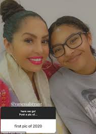 Natalie taylor have yourself a merry little christmas. Vanessa Bryant Reveals Daughter Natalia 17 Sprained Finger And Wrist In Skiing Mishap Aktuelle Boulevard Nachrichten Und Fotogalerien Zu Stars Sternchen