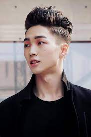 The Two Block Haircut In 2021 The Men S Trend That Has Outshined The Good Old Undercut Coupe De Cheveux Cheveux Noirs Et Blonds Coupe De Cheveux Moyenne