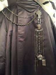 One Of Claire S Outfits Includes A Chatelaine Which Is Basically An 18th Century Utility Belt For A Woman Mit Bildern Outlander Kostume Steam Punk Outlander