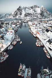 Krijg flying over building in henningsvær stockbeeldmateriaal van 21.000 seconden bij 25fps. Maureen2musings Henningsvaer Jannilaakso Norway Travel Places To Travel Travel
