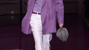 O zaman 'kahverengi', 'beyaz' ve 'çok kırmızı' karışımı yaparak pembe + mor = açık mor rengi mavi + çok kırmızı = erguvan mavi + kırmızı + beyaz = eflatun (lila rengi) mavi + mor + beyaz = çivit mavisi / saks. Lila Rengine Uyan Renkler Modasi Geldi