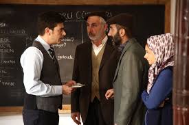 Köydeki yeni hayatına alışmaya çalışırken, köyün güzel kızı zeynep'e aşık olur. Aile Hukumeti 2020 Imdb