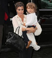 Kourtney kardashian reveals her short bob haircut by travis barker — see photos. Kourtney Kardashian Und Der Vater Ist Ok Magazin