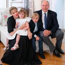 Pare sia ancora in sudafrica, dove si è recata per aiutare i rangers del posto a tutelare gli. Alberto Di Monaco Il Sorriso Triste Di Charlene Nella Foto Dell Anniversario Di Matrimonio