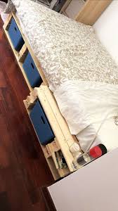 Doch das möbel hat noch einiges mehr zu bieten. Diy Palettenbett 140x200 Mit Stauraum Europaletten Bett Palettenbett Holzpaletten Bett