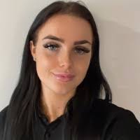 Elouise Walker's Instagram, Twitter & Facebook