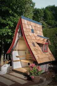 Philosophenbank Mit Gaube Rotzederschindeln Das Wunderschone Grosse Und Marchenhafte Pendant Zum Herkommlichen Strandkor Philosophenbank Gartenhaus Holz Bank