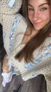 You still up? Comment 'hi' 💋