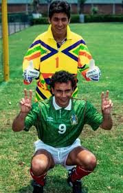 Información sobre el plantel completo de la selección nacional de fútbol de méxico en el mundial de estados unidos 1994 con detalle de jugadores, números de camiseta, posición, fecha de nacimiento, club y entrenador (director técnico). Jorge Campos Hugo Sanchez Es Top 5 De La Historia