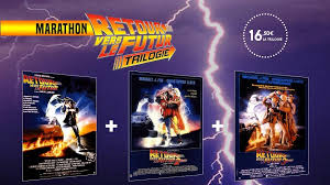 Après son bond dans le futur, à bord de la machine à voyager dans le temps delorean, le jeune marty découvre que biff si les voitures volantes ne sont pas encore à l'ordre du jour, plusieurs inventions imaginées par les créateurs de retour vers le futur comme le fax, les drones ou la visioconférence. Kinepolis Lomme Propose Un Marathon Retour Vers Le Futur Le Samedi 07 Novembre 2020 Annule Zoom Sur Lille