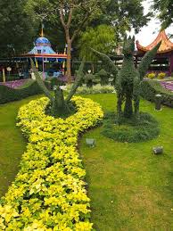 11 Things You Must See In Hong Kong Disneyland The Sweetest Escapes Hong Kong Disneyland Disneyland Disneyland Castle