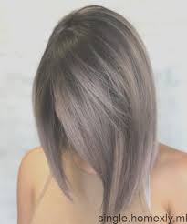 Mes souvenirs se sont estompés, mais je me souviens quand même d'une grande salle, avec au milieu une montagne de fèves de cacao attendant d'être. Blond Cacao Ou Le Cacao Froid La Couleur Tendance Pour Le Nouvel An Coiffure Hair Color Brunette Balayage Hair Hair Color Balayage