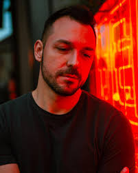 Anywhere i can get in contact with vocalists? I'm putting together a pack  with demo tracks, are there any fb/messenger groups? Thx!