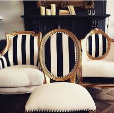 Lavish Livings Ryggstodet Blir Intressanta Blickfang Nar De Ar Randiga Renoverade Mobler Malade Mobler Tapetsering