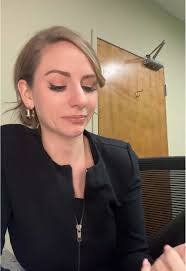 Kelly Roe's Instagram, Twitter & Facebook