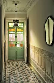 Nicht nur muss der fußboden im flur besonderen belastungen standhalten, sondern auch schmutz und verklebungen gegenüber unempfindlich sein. Via Kreidefarbe Im Eingangsbereich Jugendstil Stuck Wohnidee Interiordesign Boden Fliesen Zementmosaik Treppe Fliesen Haus Hausflur