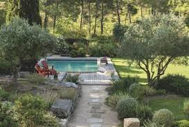 Maison Familiale Renovee En Provence Backyardlandscapedesign L Immense Jardin Paysage Par Dominique La En 2020 Jardin Paysager Jardin Mediterraneen Amenagement Jardin
