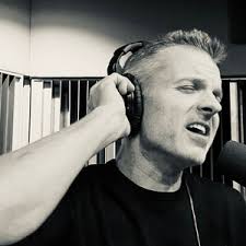 Avalon Stone continue de nous emmener en voyage dans son univers  profondément personnel avec son dernier single, "Drag Me"