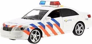 Jun 25, 2021 · de hulpdiensten, zoals politie, ambulancedienst en brandweer hebben direct eerste hulp verleend. Bol Com Speelgoed Politie Auto Met Licht En Geluid 22 Cm Speelgoed Voertuigen