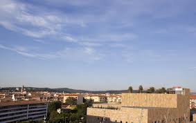 You can unwind with a drink at one of the 2 bars/lounges. Renaissance Aix En Provence Hotel Provence