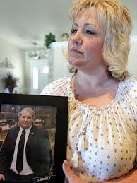 Laurie Holtz's Instagram, Twitter & Facebook