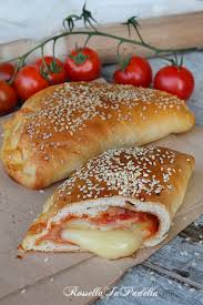 Oggi vi propongo questa ricetta buona gustosa. Calzoni Al Forno La Rosticceria Siciliana Rossellainpadella