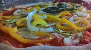 .ingredienti principali, le zucchine e le cipolle, che vengono cotte in padella senza nessun soffritto. Pizza Con Zucchine Peperoni E Cipolla Silvio Cicchi