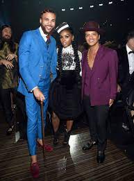 Bruno mars a sensational personality all over the world gains huge popularity in america. 31 Times Bruno Mars Was The Shortest Person In The Room