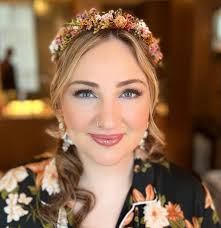 How beautiful did Erika look for her wedding day? 😍 She's a very colourful  person and wanted to add a little touch for her wedding day. We went with  this soft half