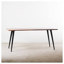 Piétement minimaliste et élégant, très confortable pour les convives car discret. Table Salle A Manger Scandinave Interieur Creatif