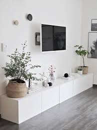 Date un paseo por las casas de la revista interiores. Tendencia Decorar Tu Salon Con Grandes Plantas De Interior Blog Floristeria Y Decoracion Flowering