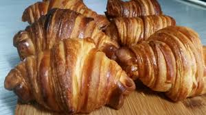 كرواسون كرواصة مثل الذي يباع في المخابز بعجين مورق خامر من اسهل ما يكون Croissants Au Beurre Youtube Cooking Food Brioche Bread