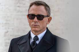 „ich fand es so toll, wie man die ikonographie von spielkarten und die grafiken von roulette und geld zu mustern machen konnte.. How To Get Daniel Craig S Hair Cut As James Bond In Spectre British Gq British Gq